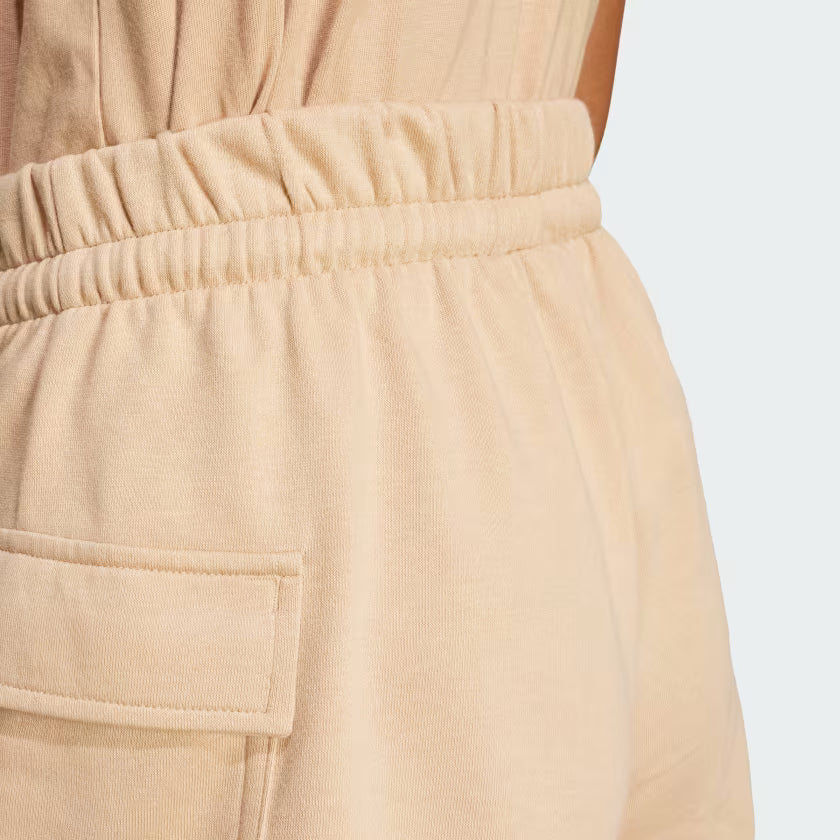 Pantalón corto Essentials Small Logo French Terry Cargo Warm Sandstone/White