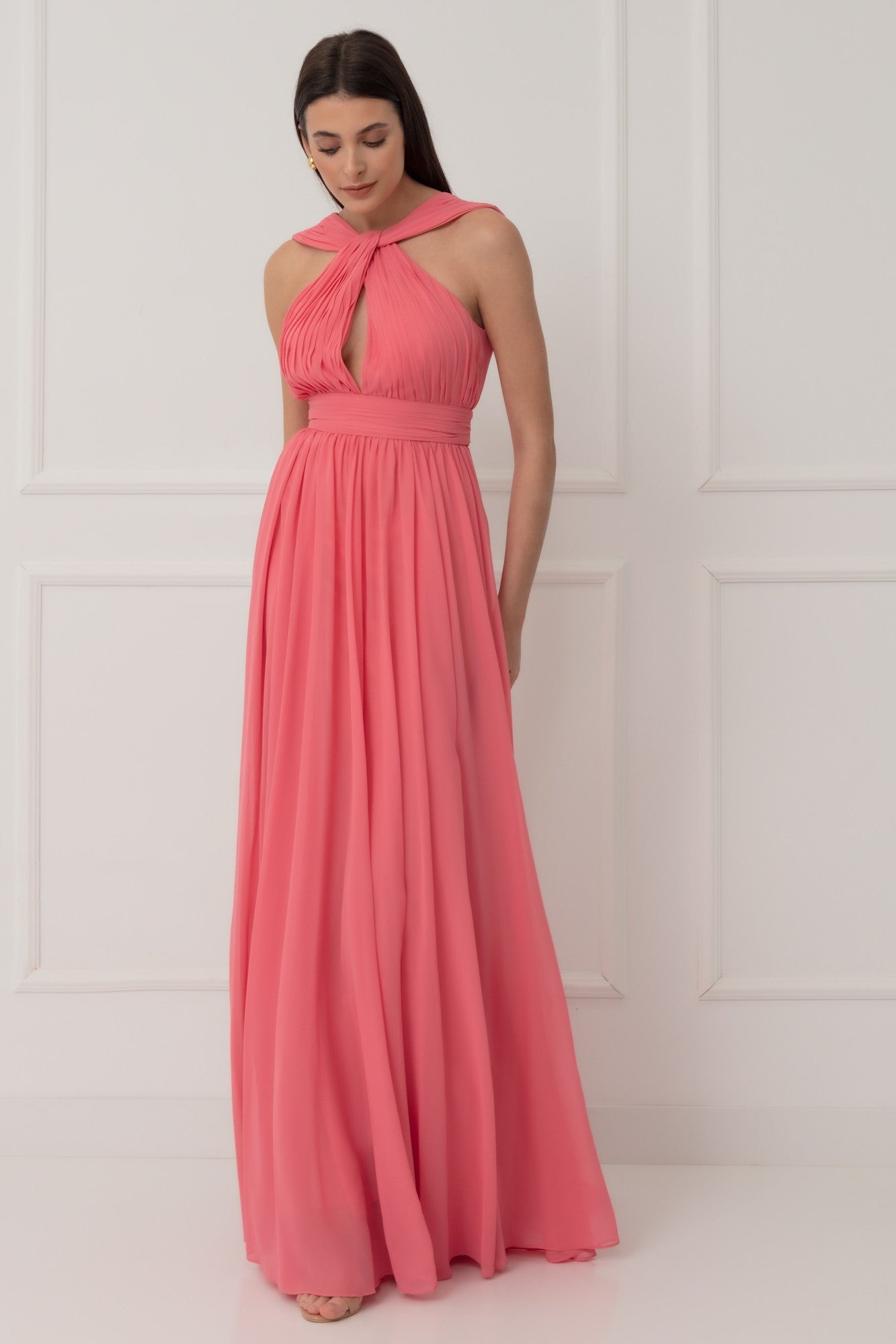 Vestido largo Bellisima gasa salmón halter cuello plisado recepciones Made in Spain