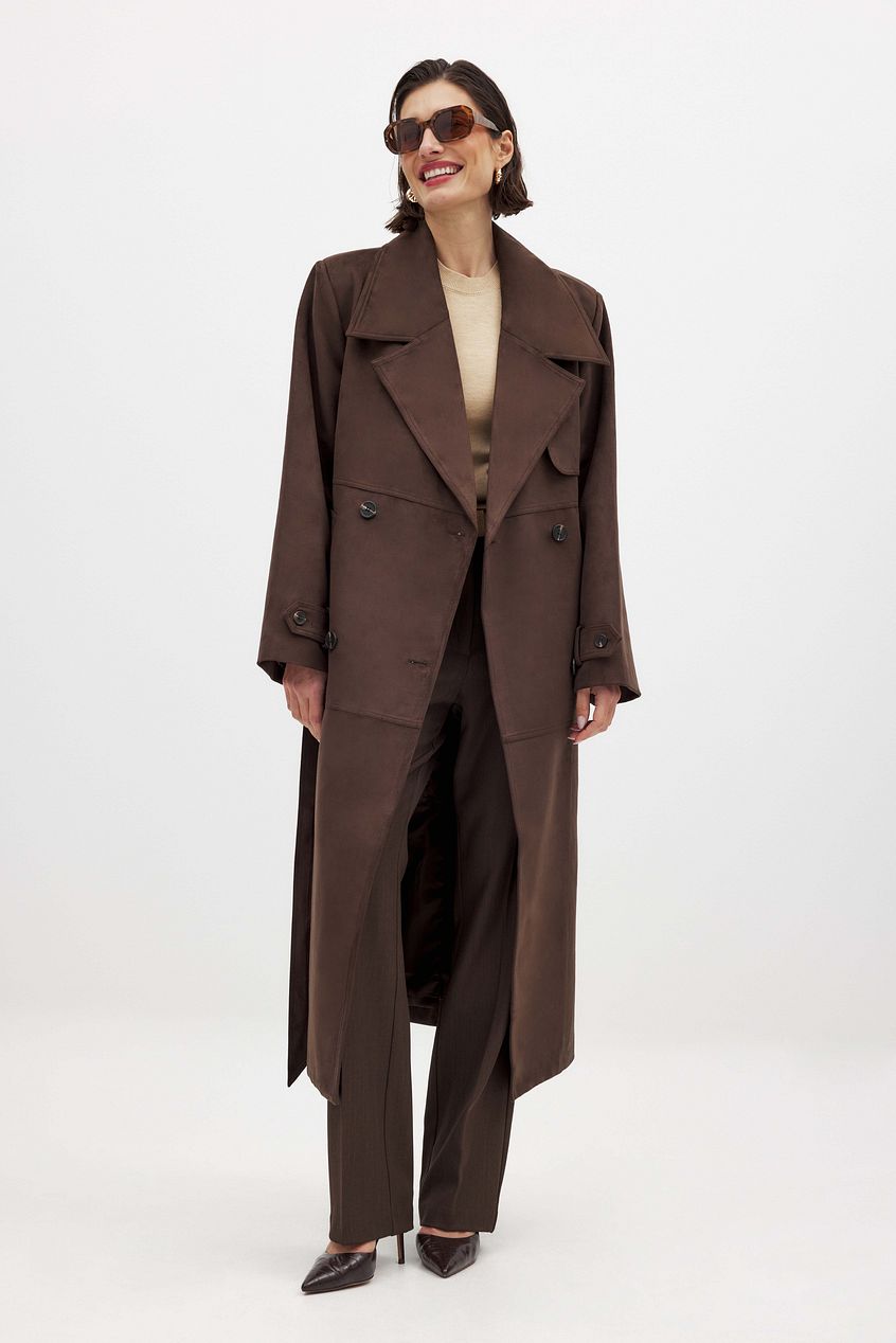 Gabardina NA-KD efecto ante marrón
