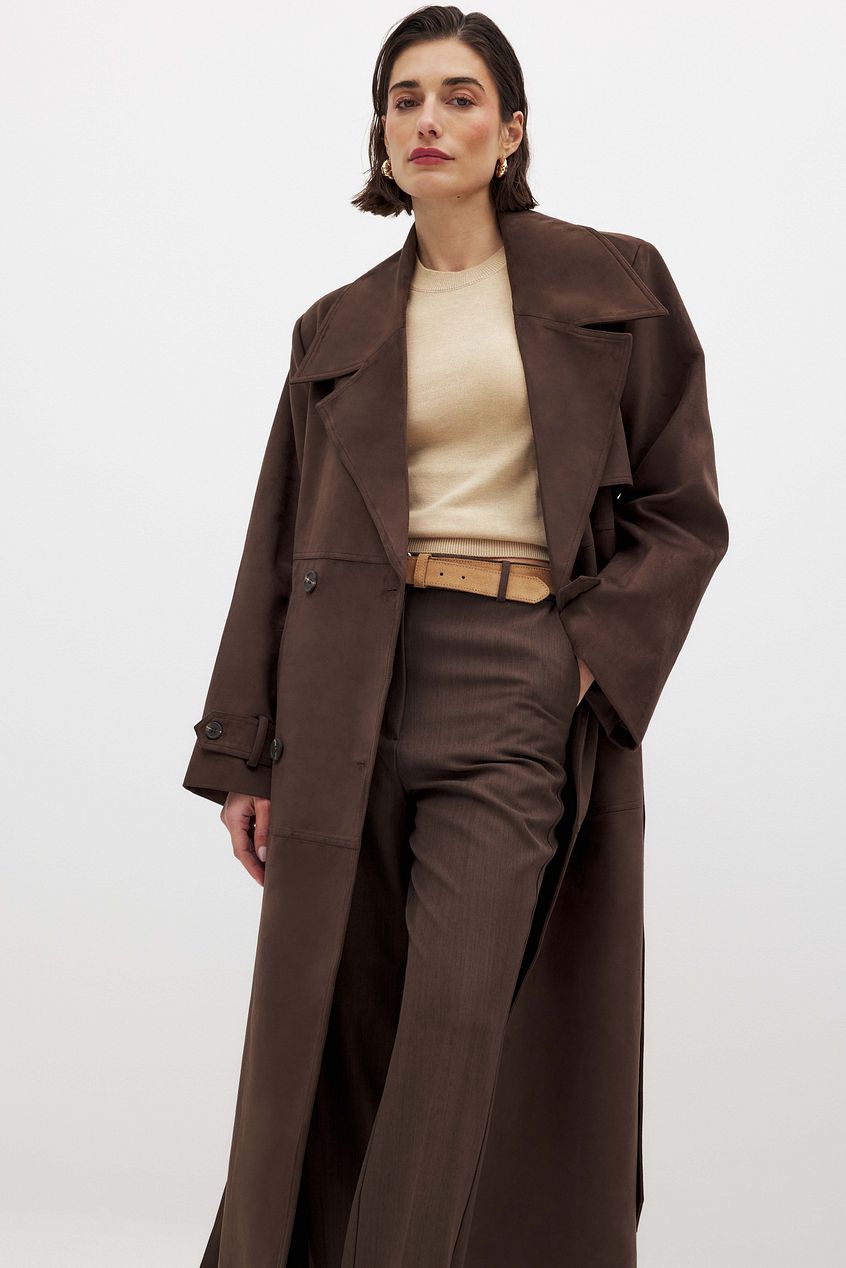 Gabardina NA-KD efecto ante marrón
