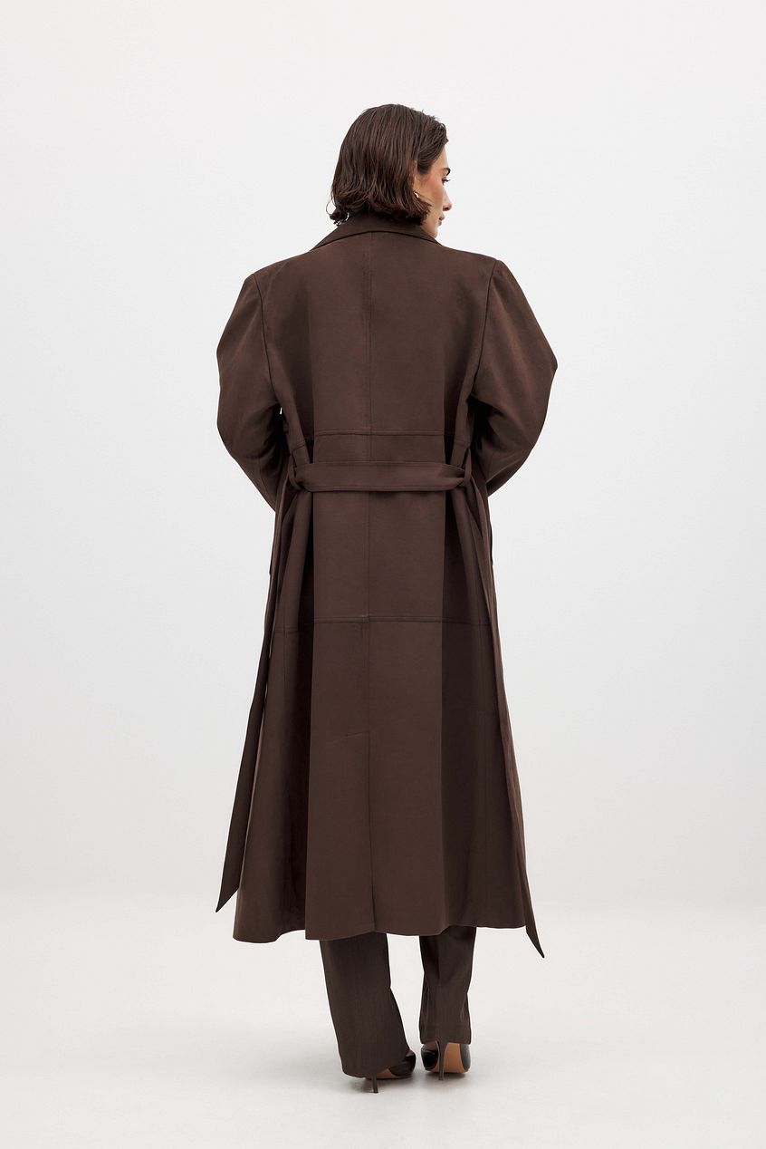 Gabardina NA-KD efecto ante marrón