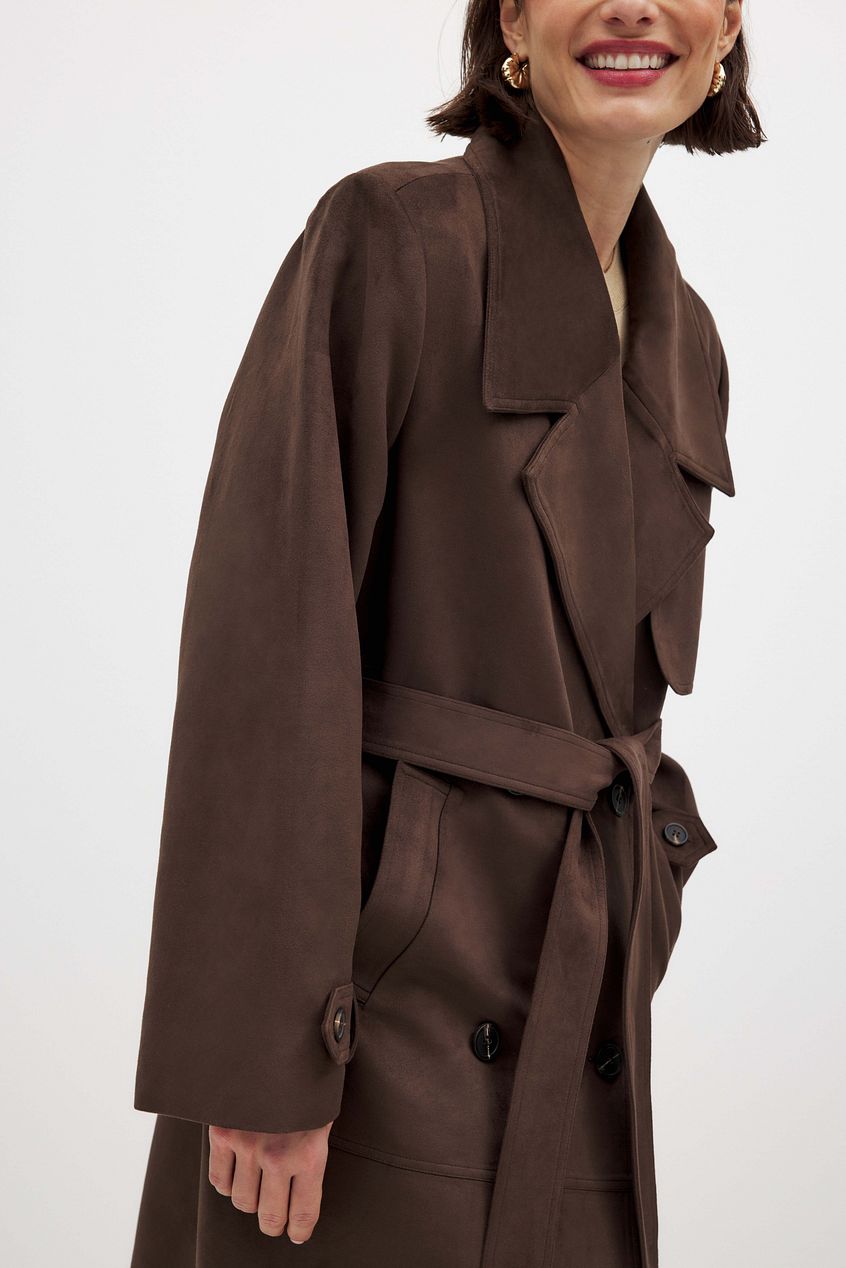 Gabardina NA-KD efecto ante marrón