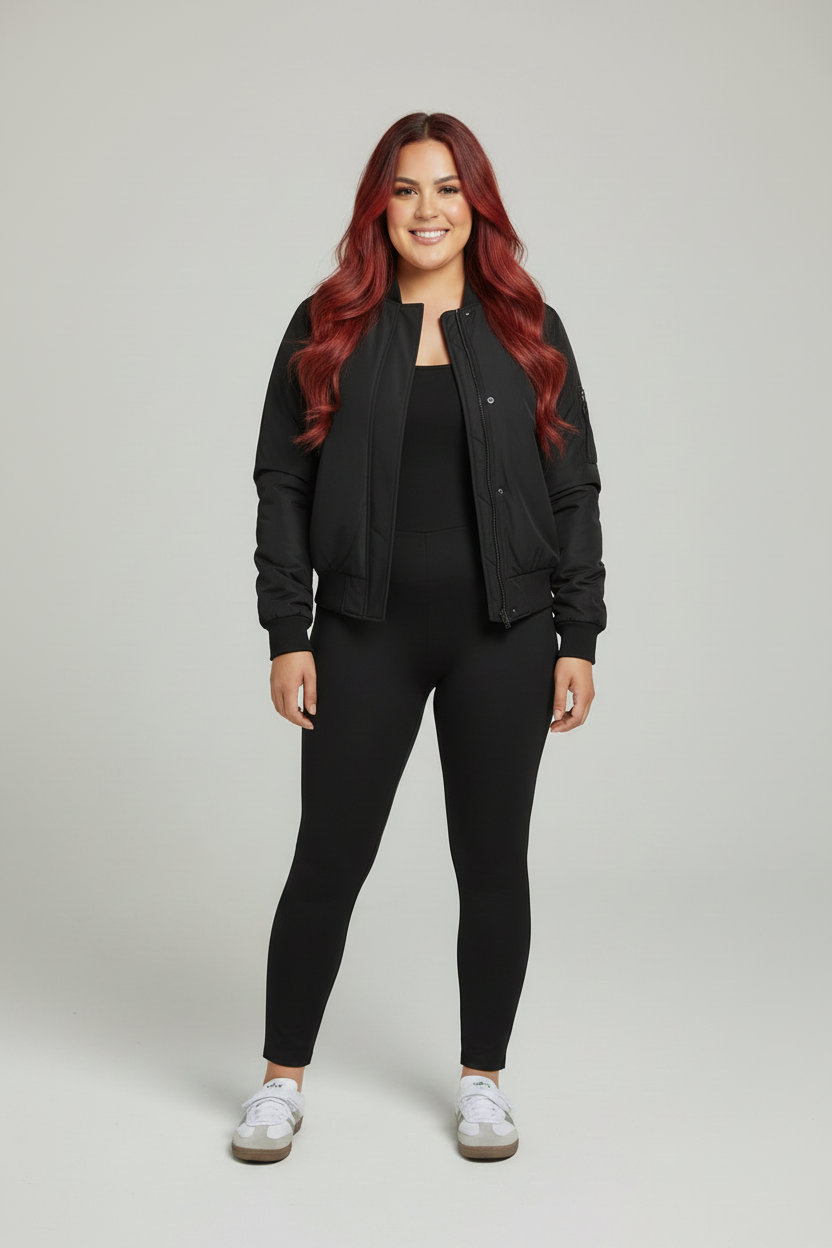 GIA alta con chaqueta PUFFERTECH negra y vaqueros