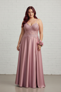 Gia Rose — mirada baja brazalete rosas