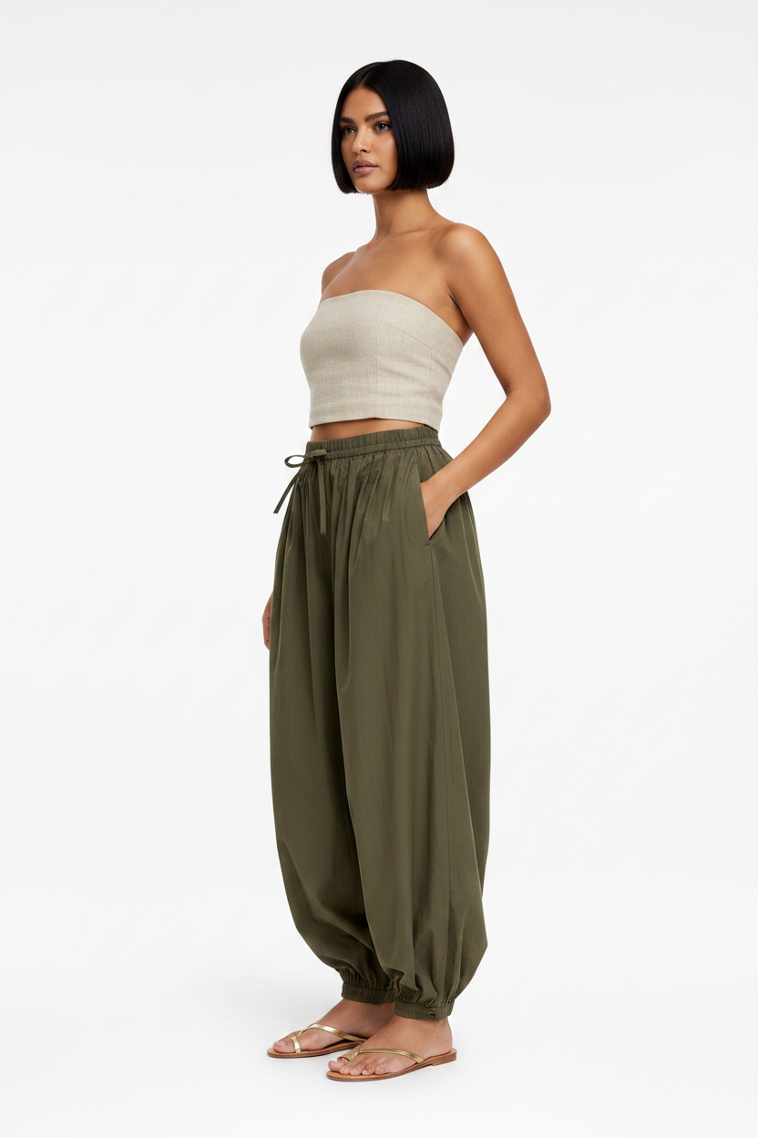 Pantalón Jasmine abullonado algodón verde caqui vista lateral 3/4 bolsillos laterales — The Gia Street