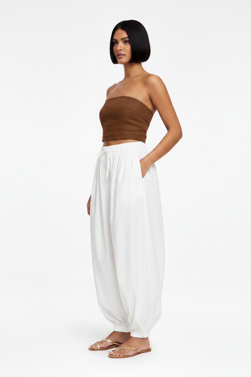 Pantalón Jasmine abullonado popelina algodón blanco vista lateral 3/4 bolsillos — The Gia Street