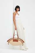 Modelo pelo negro carré con bolso Riviere Paris 64 rafia beige camel estudio blanco frontal — The Gia Street