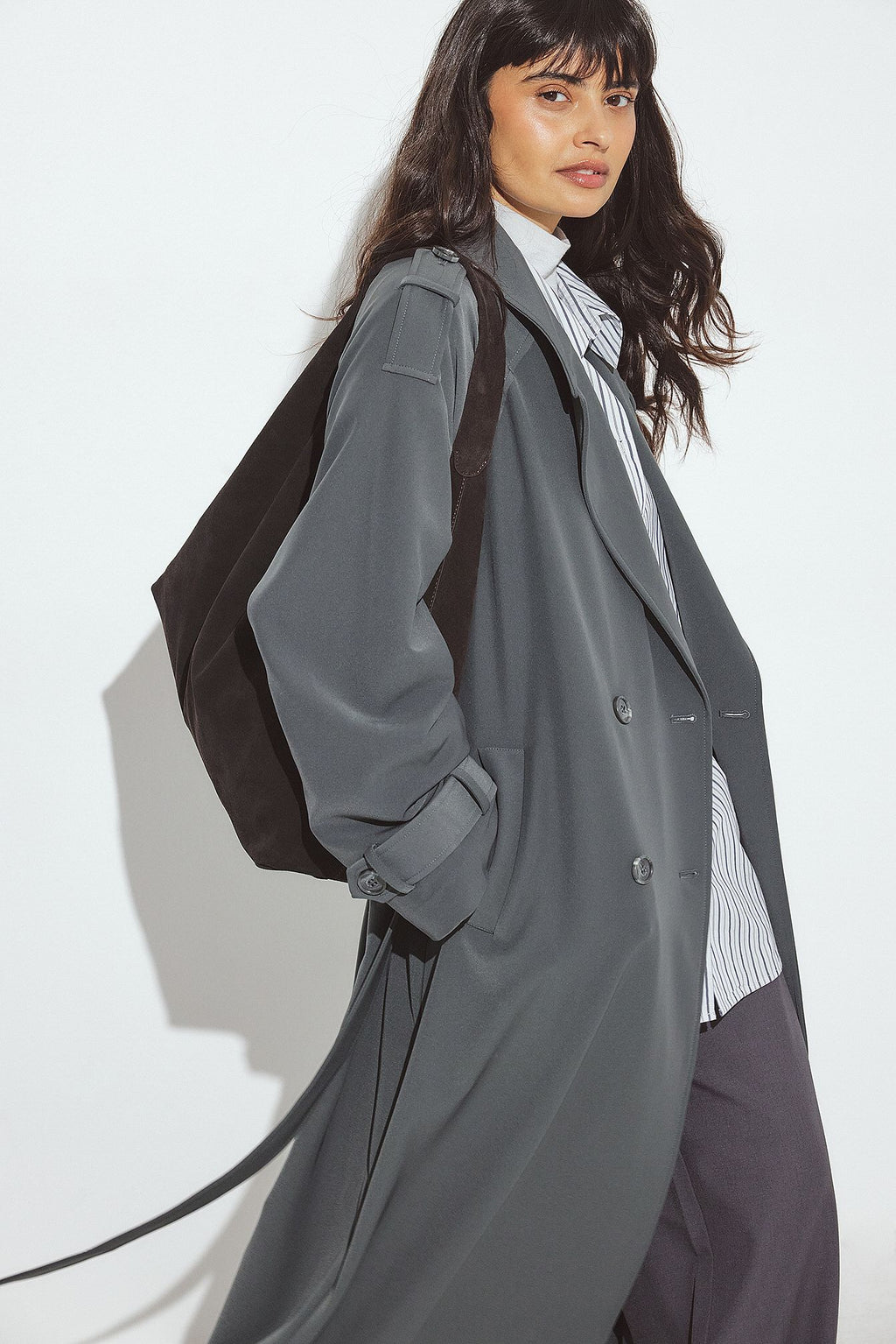 Gabardina NA-KD gris