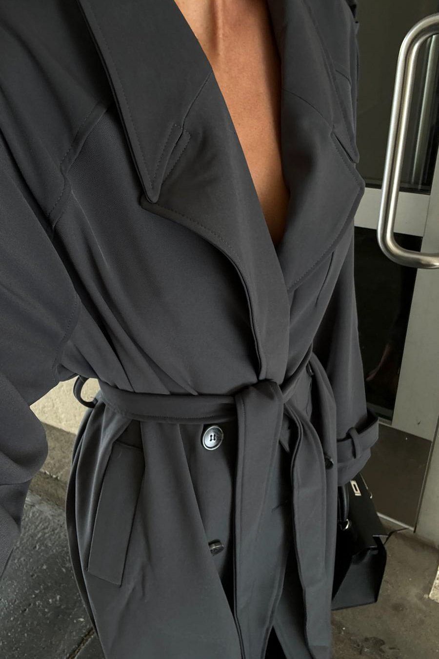 Gabardina NA-KD gris