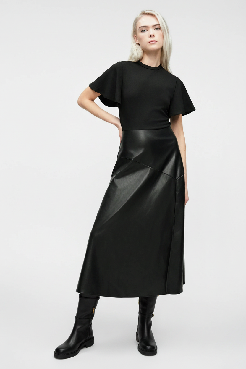 Outfit editorial Botas Milano y vestido negro