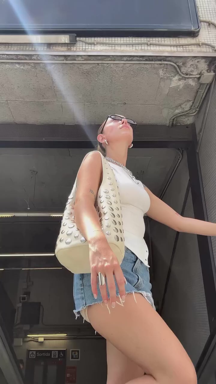 Bolso de hombro pequeño con detalles metálicos Tudi - Beige