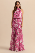 Vestido maxi halter hibiscus rosa gasa premium frente invitada boda The Gia Street
