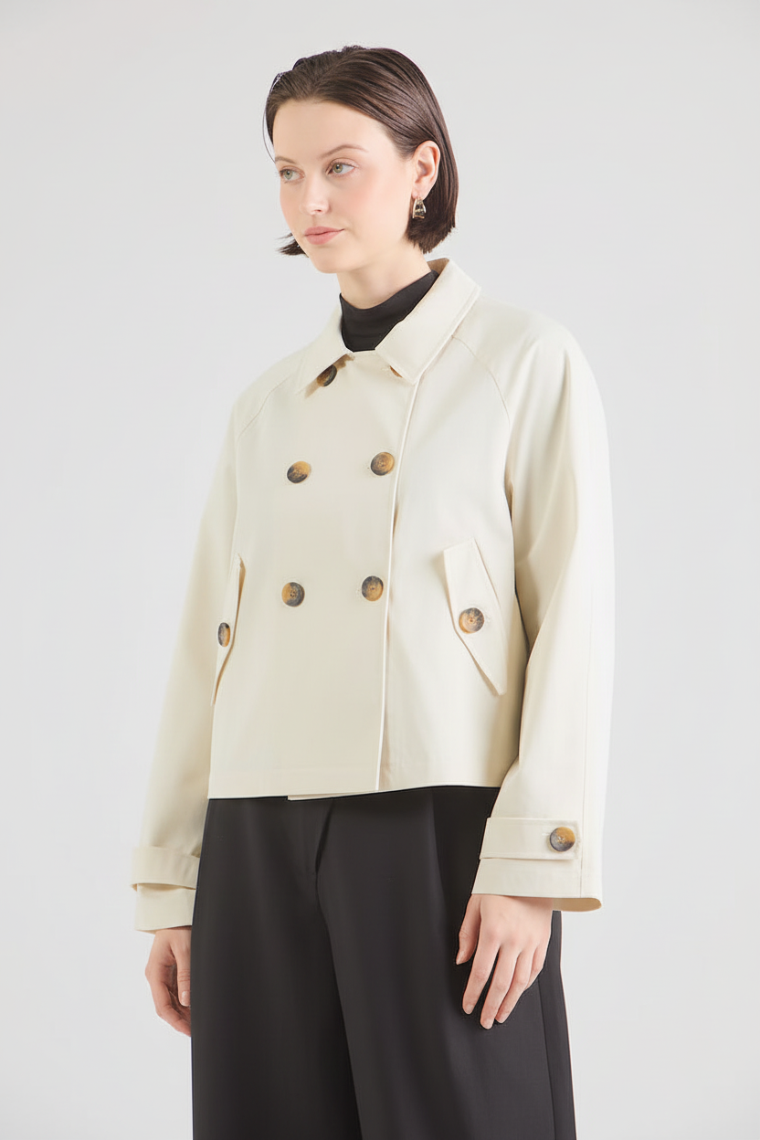 Trench crema con modelo