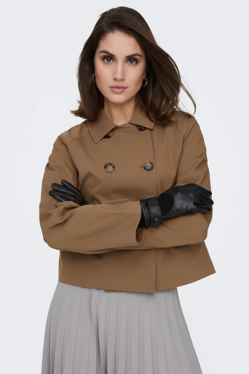 Trench khaki con modelo