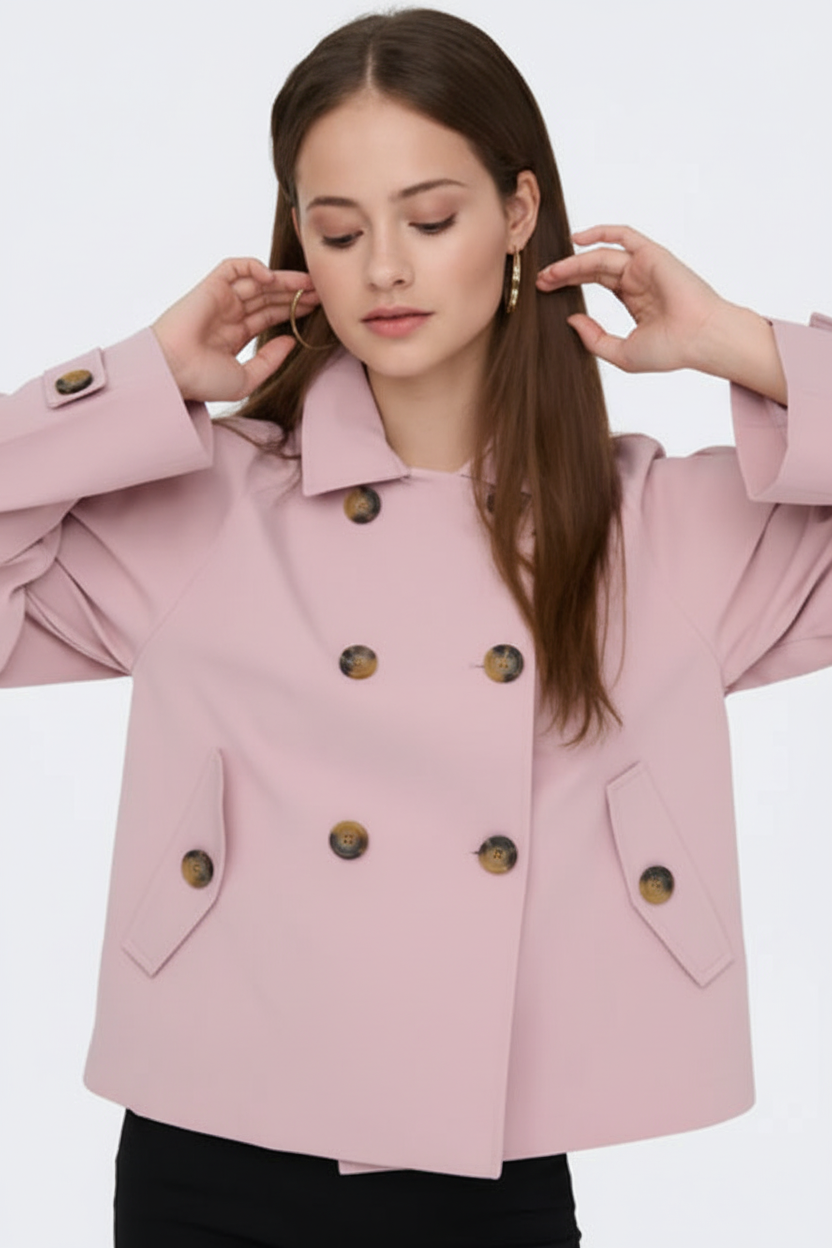 Trench lila con modelo