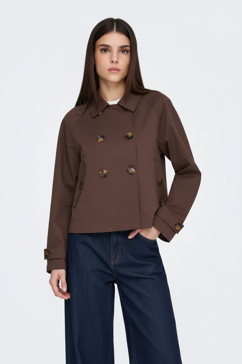 Trench marrón oscuro con modelo