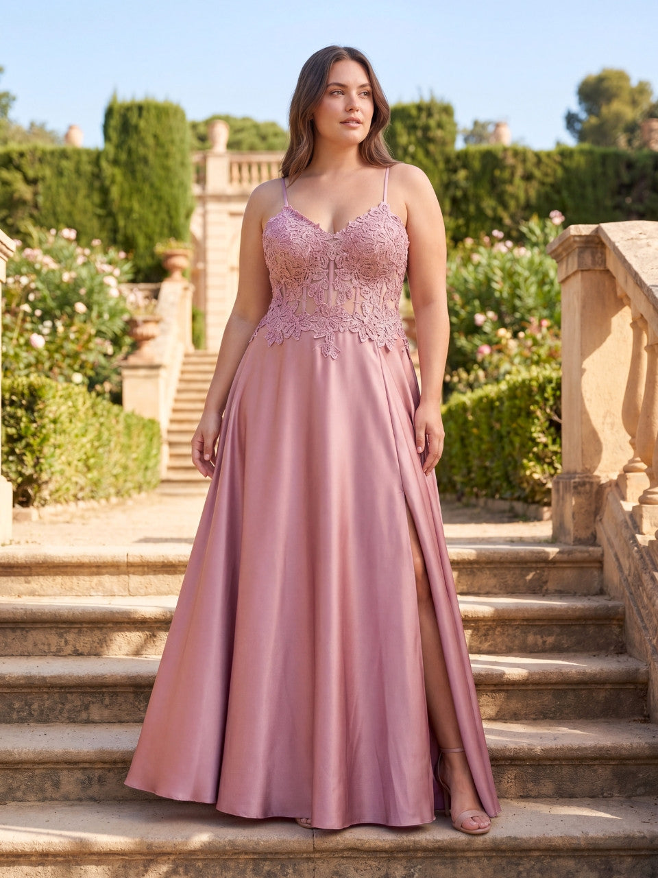 vestido Gia Rose n color rosa empolvado en saten con apliques bordado  encaje