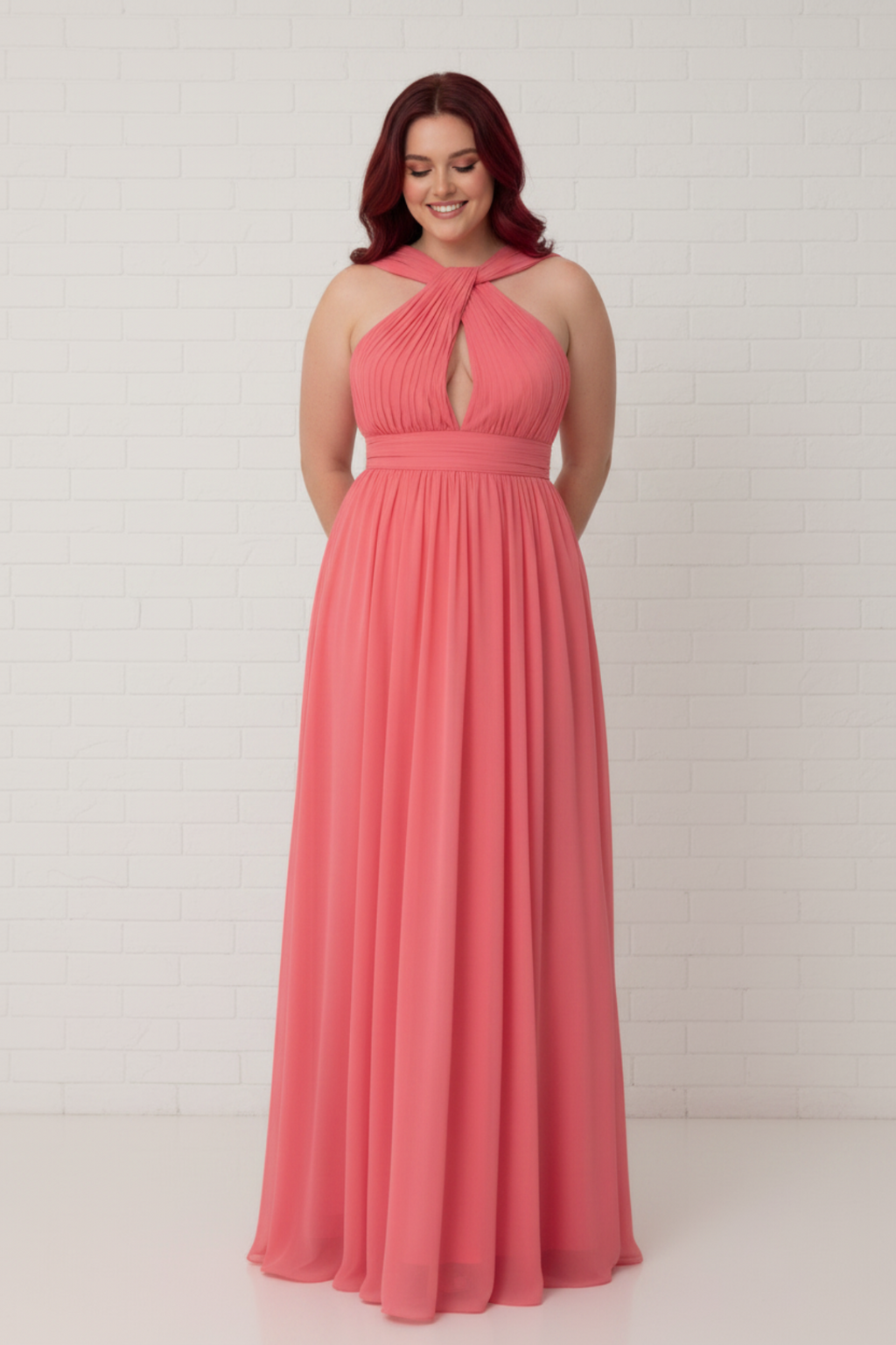 Vestido largo Bellisima gasa salmón halter cuello plisado recepciones Made in Spain