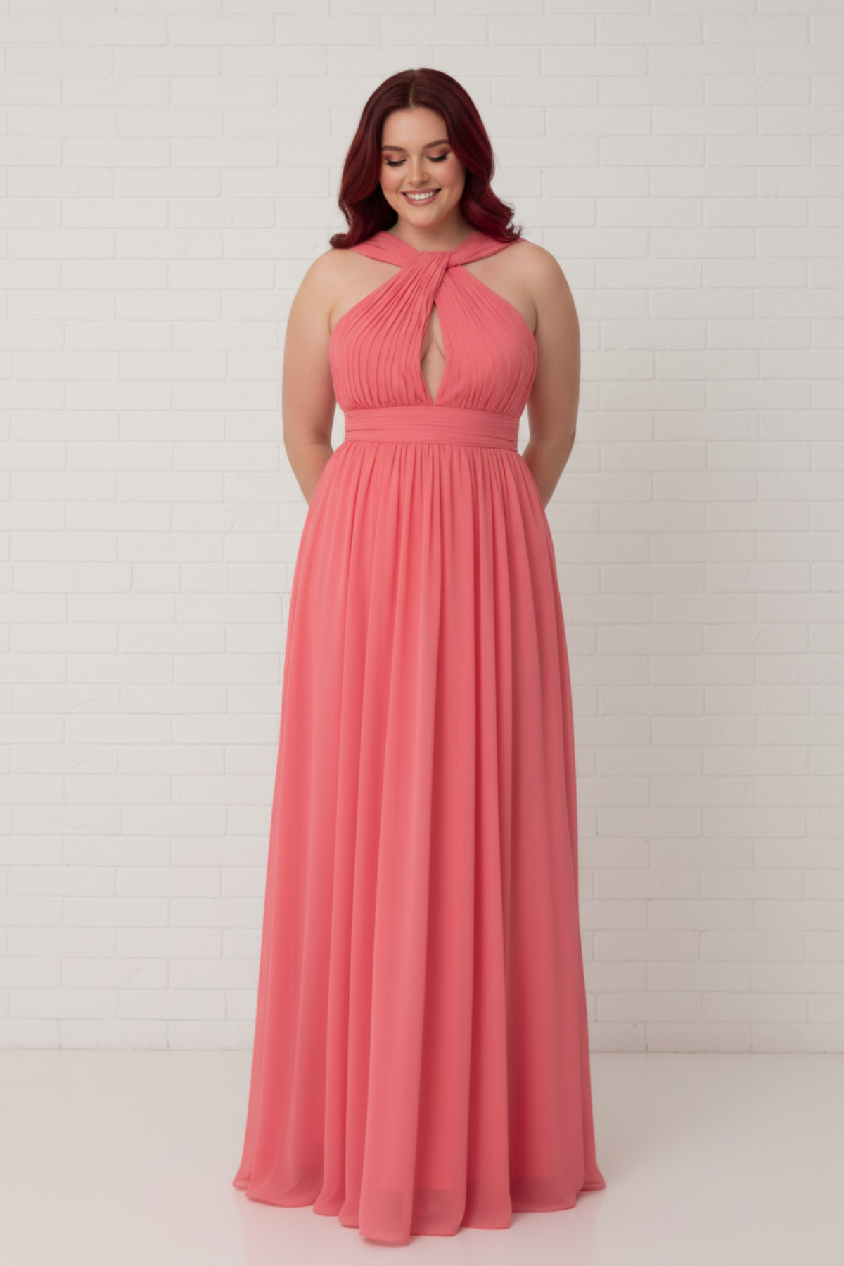 Vestido largo Bellisima gasa salmón halter cuello plisado recepciones Made in Spain