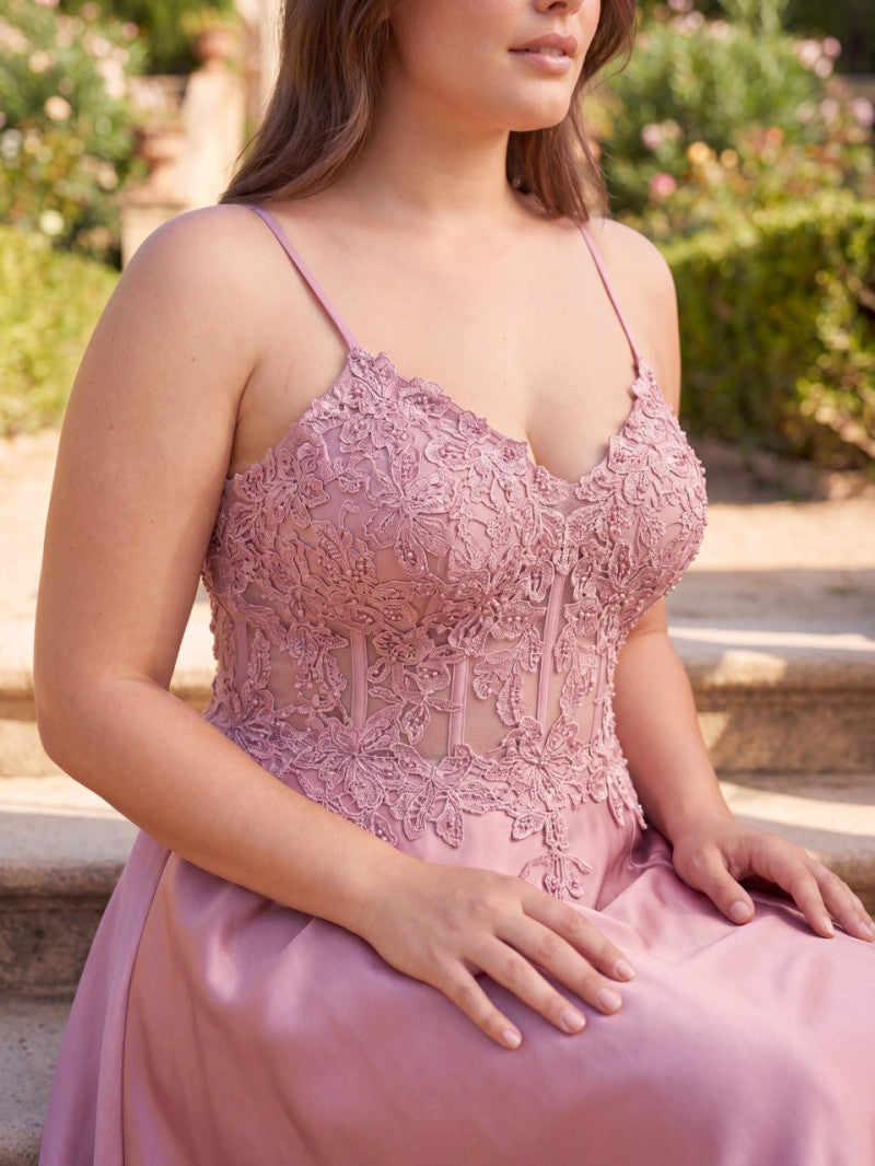 vestido Gia Rose con encaje bordado en pechera tela satén color rosa empolvado vestido de recepcion bodas invitada elegante romantico